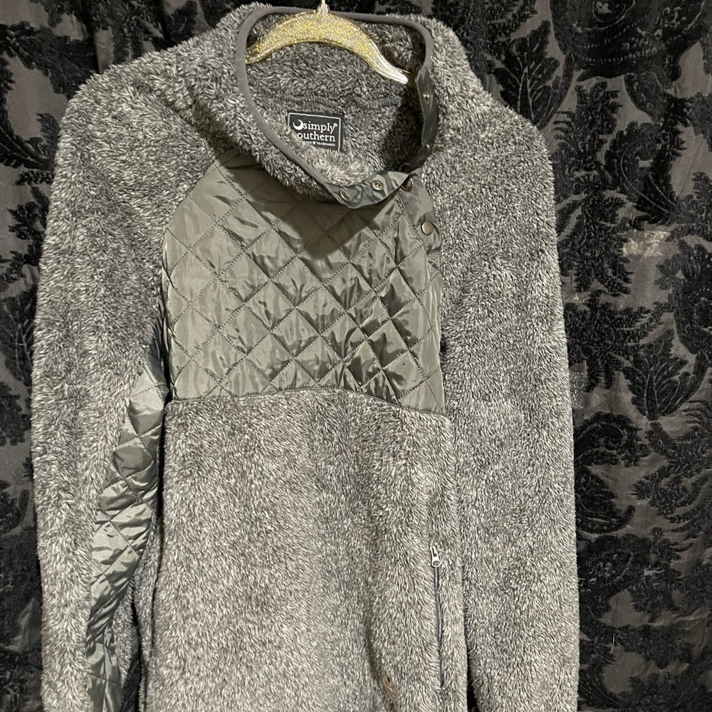 Simply southern woman’s size medium pull over worn only a few times.
